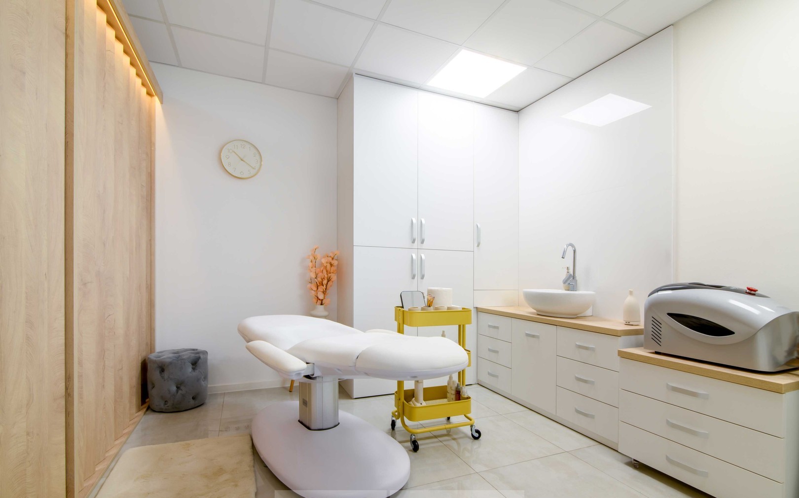 Interiér salónu Queenbeauty v Tvrdošíne – svetlá miestnosť s kozmetickým lehátkom